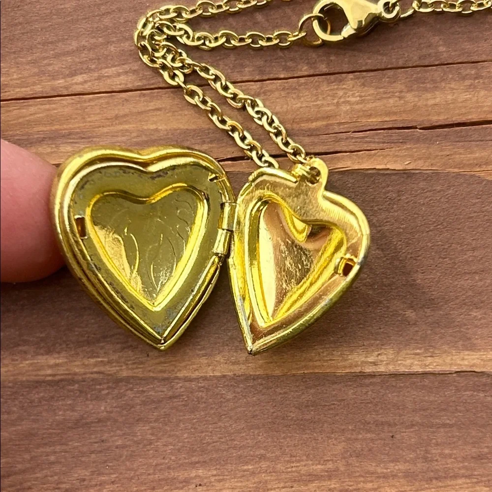 Vintage Gold Heart 'Mom' Locket Necklace with Red Accents - Picture 5 of 8